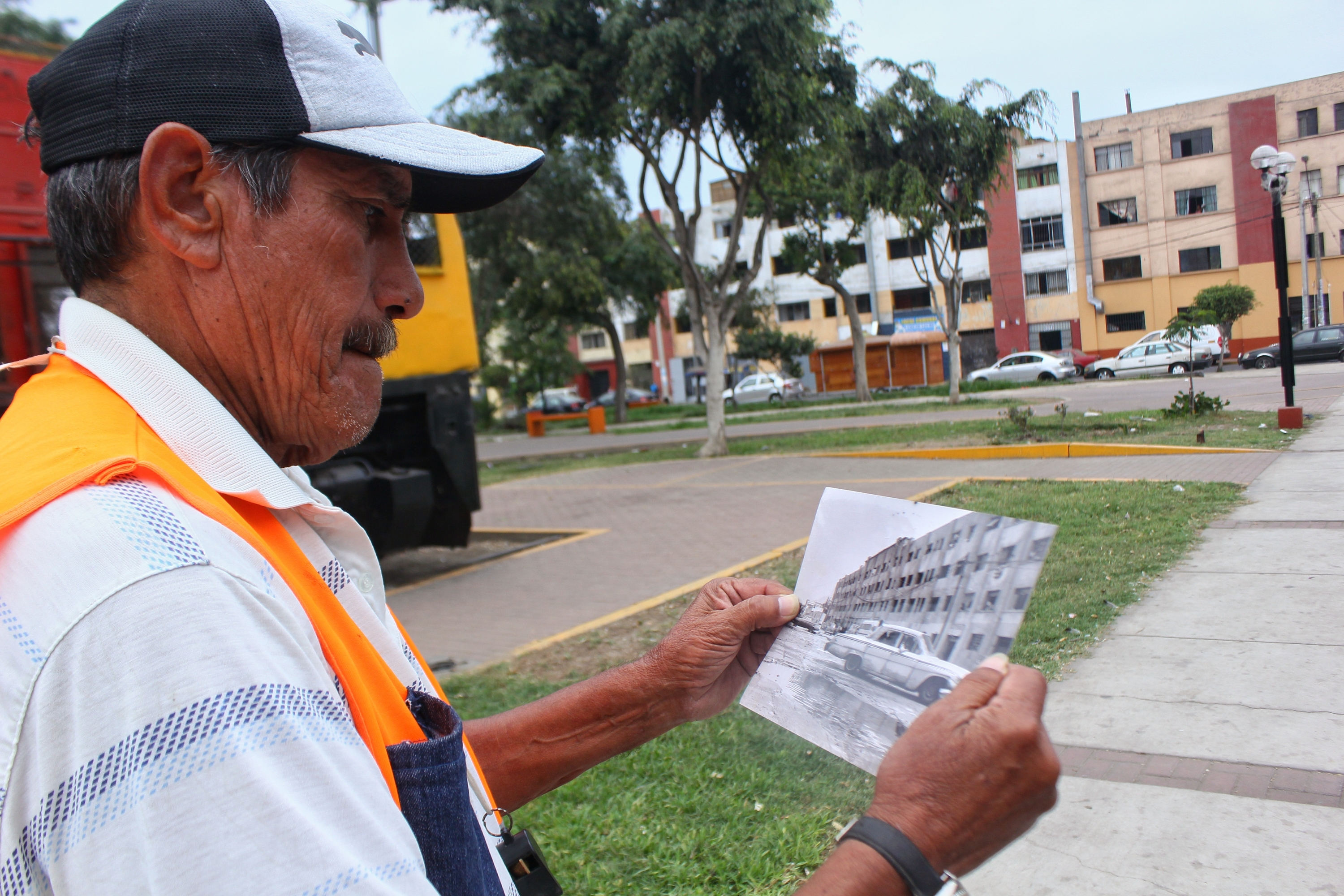 Óscar Loli recuerda con nostalgia cómo era su querido barrio en los años 60. (Foto: Antonio Melgarejo)