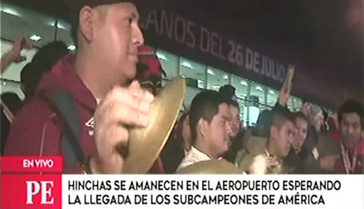 Selección peruana: cientos de hinchas esperaron a la 'Blanquirroja' en el aeropuerto | VIDEO