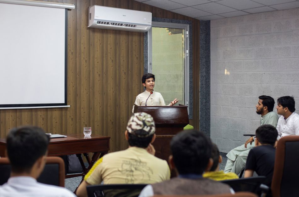 Hammad Safi es escuchado con mucha atención en cada una de sus conferencias. Mayormente van estudiantes de periodismo y comunicación. (Foto: EFE)