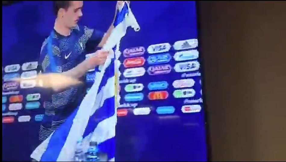 Un uruguayo más: el gesto de Griezmann con la bandera de Uruguay en conferencia de prensa