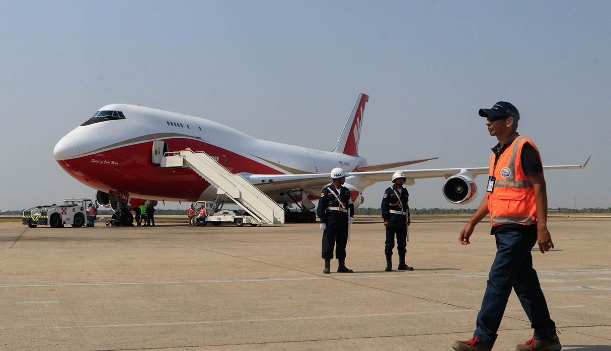 El avión fue cargado de agua y este viernes comenzó a realizar sus trabajos en la Amazonía de Santa Cruz. (Foto: EFE)