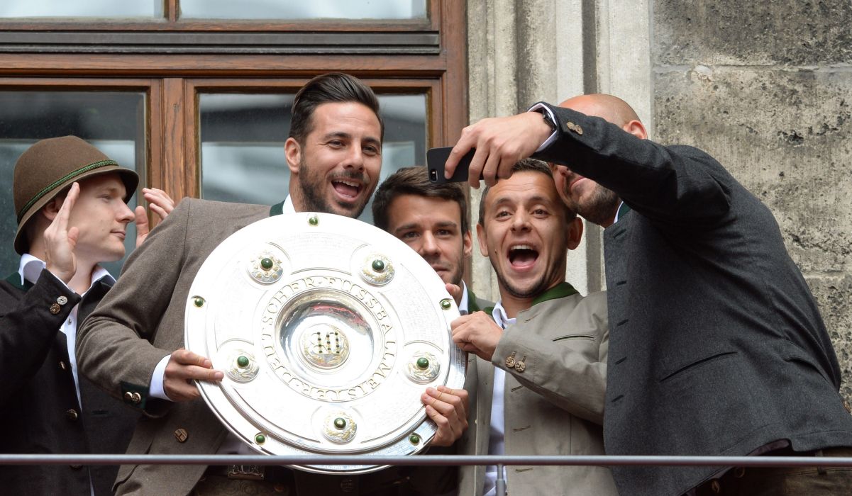 Claudio Pizarro es uno de los peruanos más ganadores en la historia. El delantero ganó seis Bundesligas: 2003, 2005, 2006, 2013, 2014, 2015. Claudio Pizarro es uno de los peruanos más ganadores en la historia. El delantero ganó seis Bundesligas: 2003, 2005, 2006, 2013, 2014, 2015.