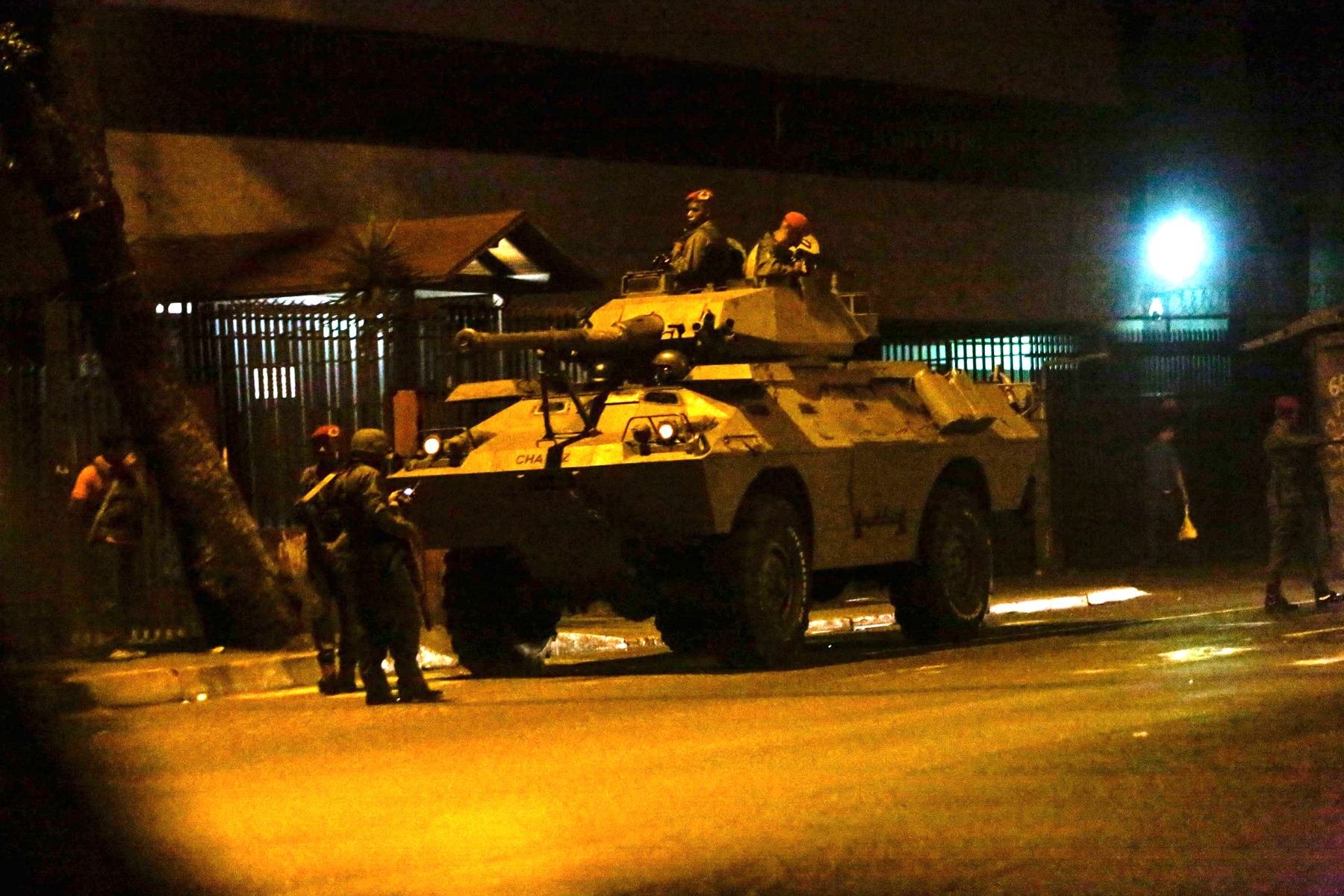 Venezuela: El palacio presidencial de Miraflores es resguardado por tanques