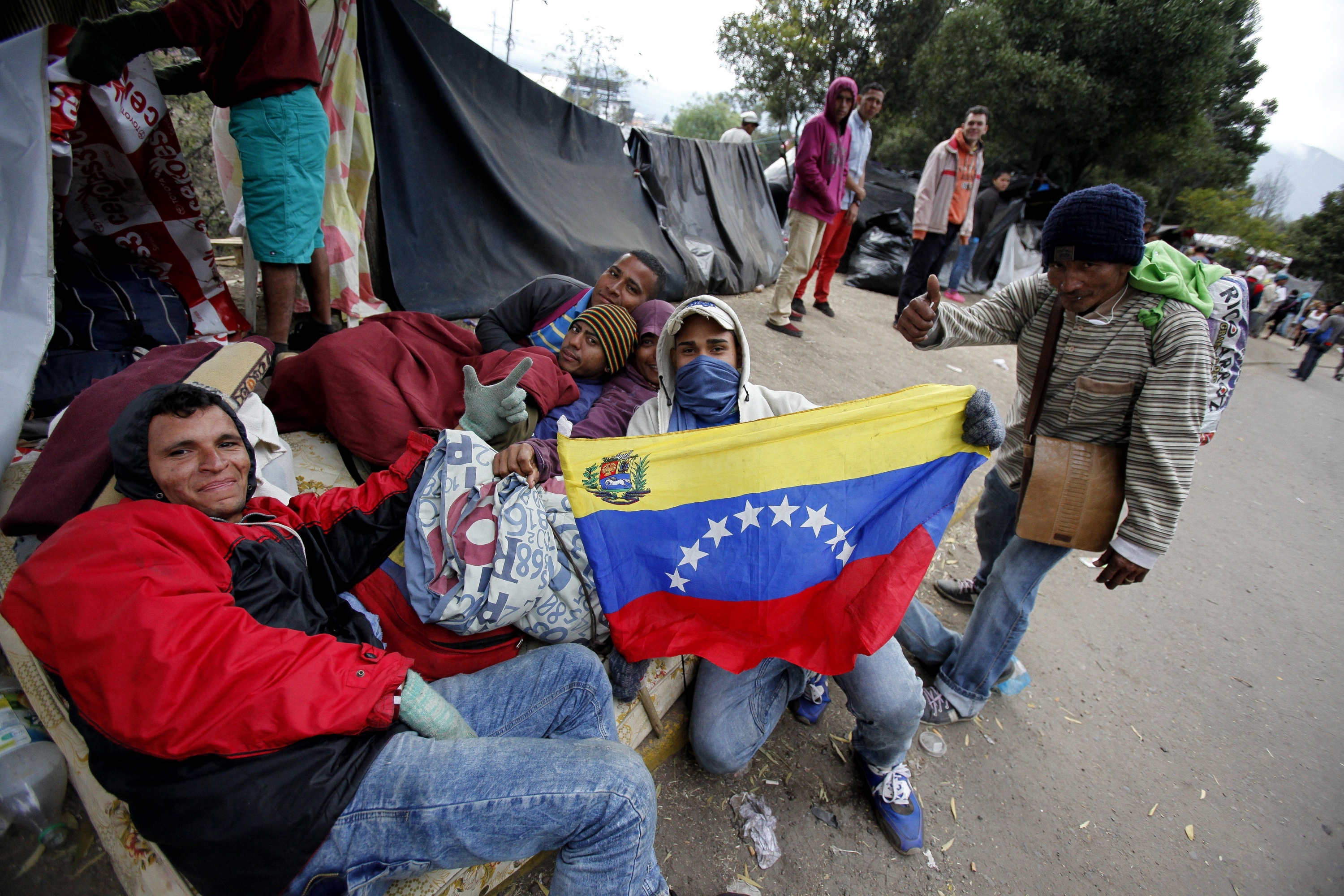 Ecuador impone pasaporte a venezolanos ante ola migratoria
