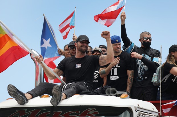 Ricky Martin, junto al rapero René Pérez, también conocido como Residente, marchan a lo largo de la carretera Las Américas en una huelga nacional que exige la renuncia de Ricardo Rosselló. (Foto: AFP)