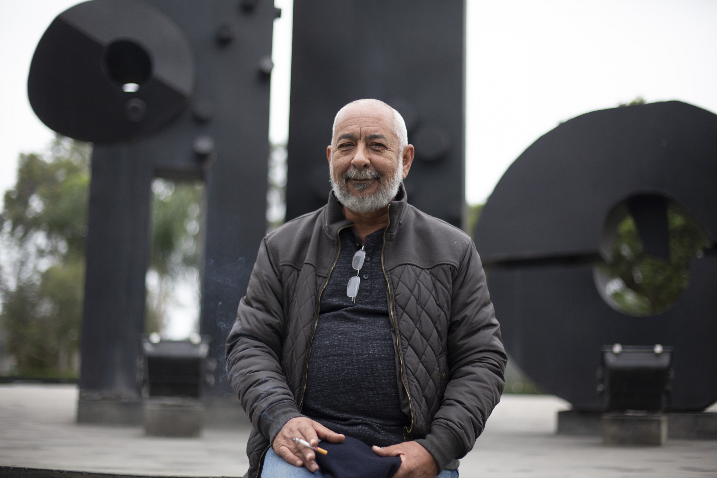 "Si piensas escribir para ser exitoso, lo mejor que puedes hacer es dejar de escribir", asevera.