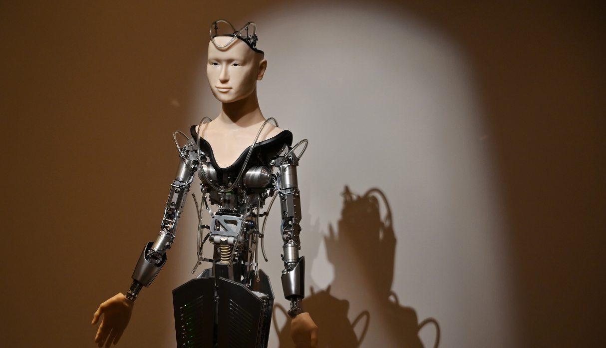 El androide es alto como una persona adulta, con la parte superior del cráneo abierta para dejar entrever los elementos electrónicos, una minúscula cámara en el ojo izquierdo, y con solo el rostro. (Foto: AFP)