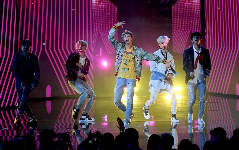 V de BTS sorprendió en Japón con su nuevo look: el cabello de azul