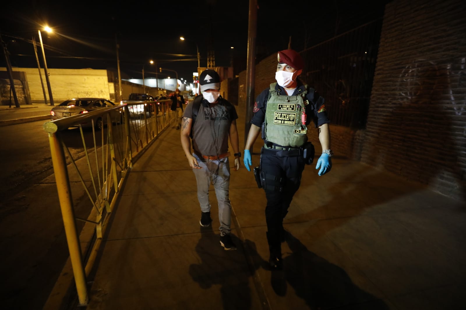 Toque de queda en Lima: patrullaje nocturno y detenciones por desacato ...