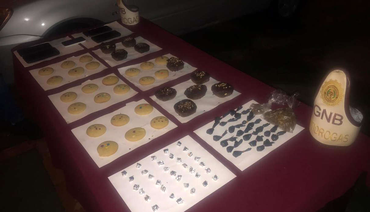 Además de las galletas, a los detenidos también se les halló bolsas de marihuana y envoltorios de cocaína. (Foto: Twitter @GNB_CZBolivar)