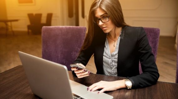 Ser productivo si trabaja en el mismo lugar donde realiza sus actividades cotidianas como ver televisión es complicado pero no imposible. (Foto: Freepik)