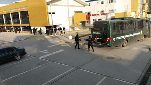 Sujeto que confesó crimen contra esposa e hijo se lanzó a vehículo en movimiento