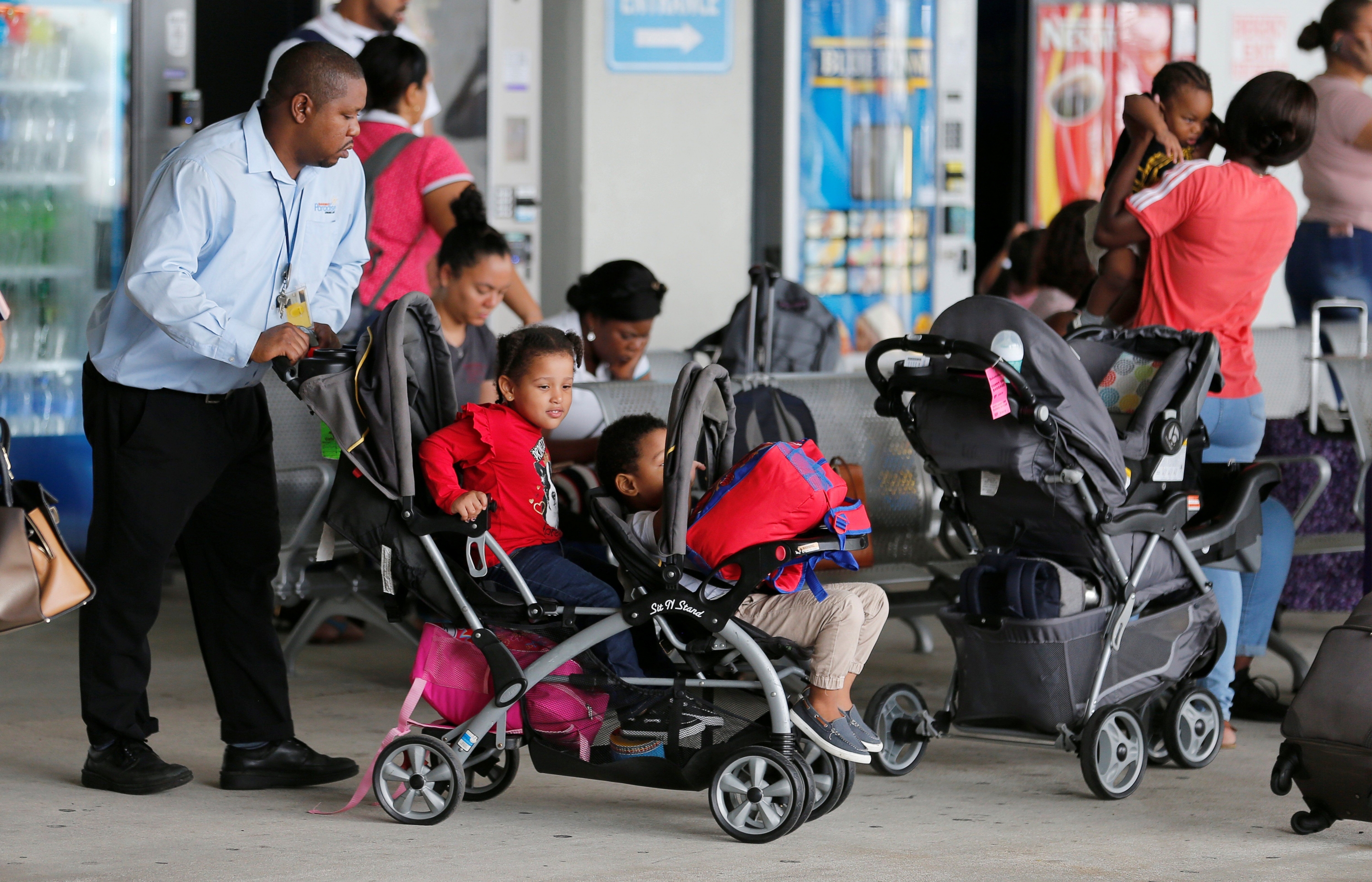 Los pasajeros jóvenes reciben ayuda después de desembarcar del barco Bahamas Paradise Cruise Line, Grand Celebration. (Foto: Reuters)