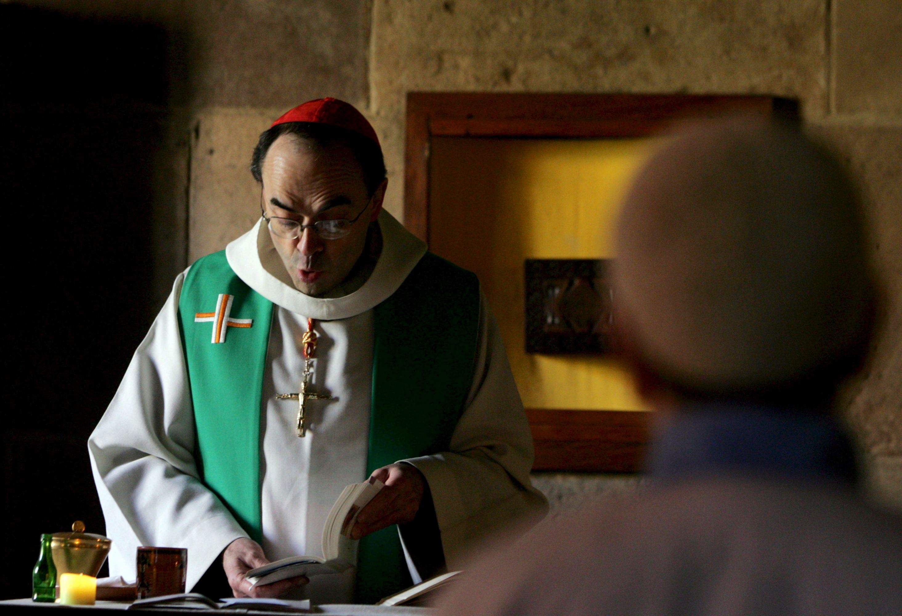 Un cardenal francés, condenado por ocultar los abusos de un cura pederasta