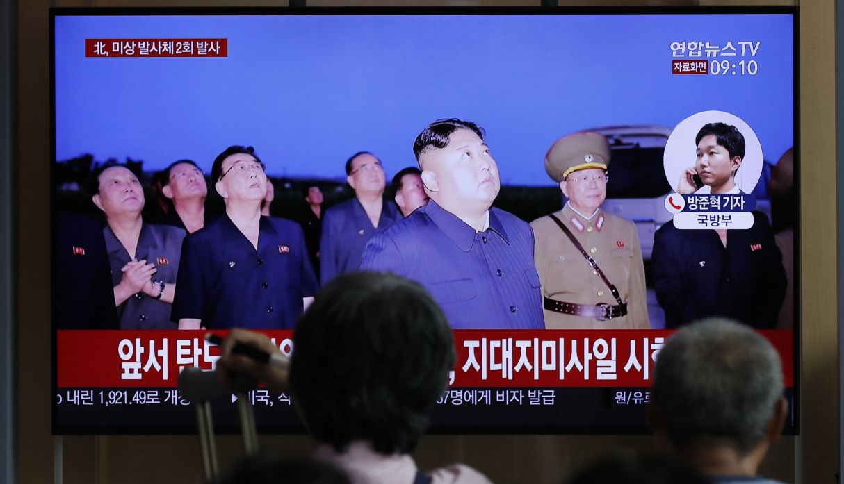 La gente mira un programa de noticias de televisión que informa sobre los disparos de los proyectiles de Corea del Norte. (Foto: AP)