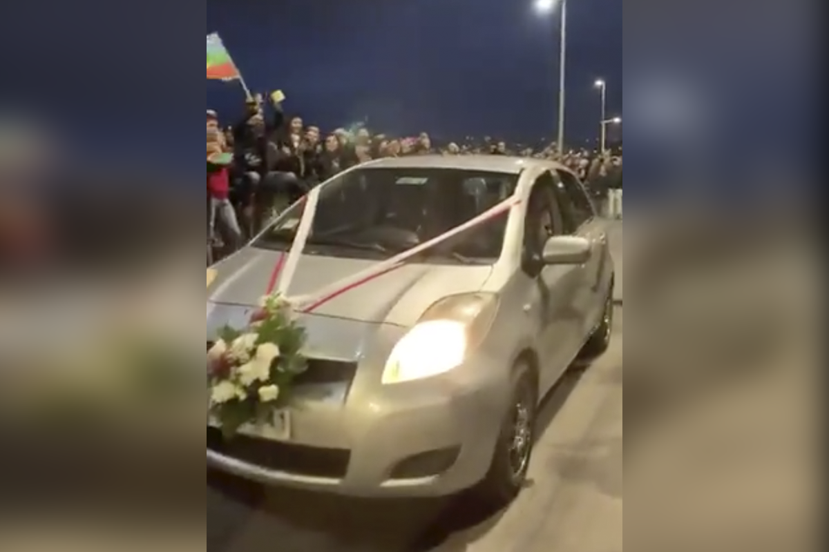 Manifestantes que bloqueaban avenida en Chile abren paso a un auto de recién casados