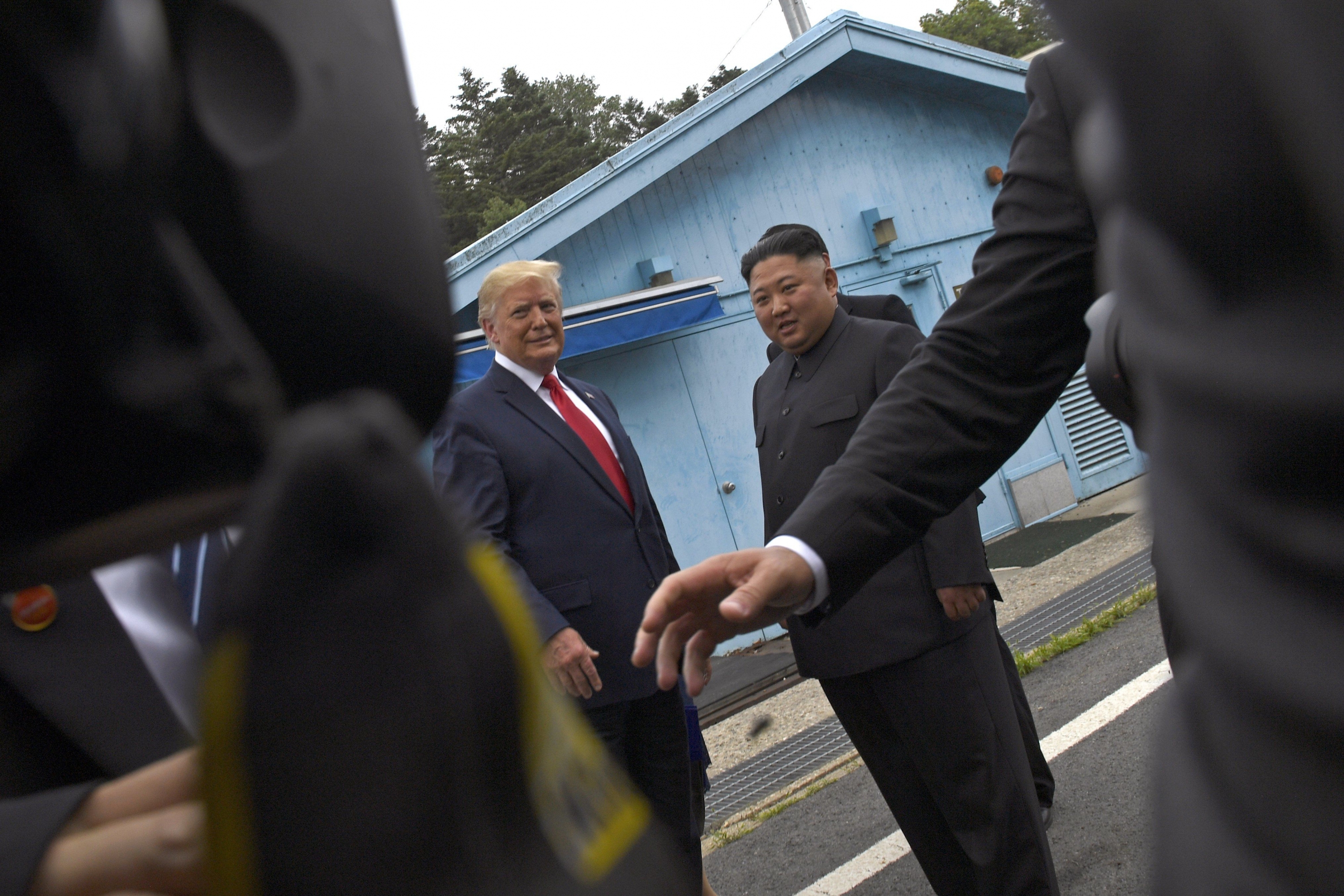 Donald Trump, y el líder norcoreano, Kim Jong-un, se reunieron en la zona desmilitarizada en junio de 2019. (Foto: AP)