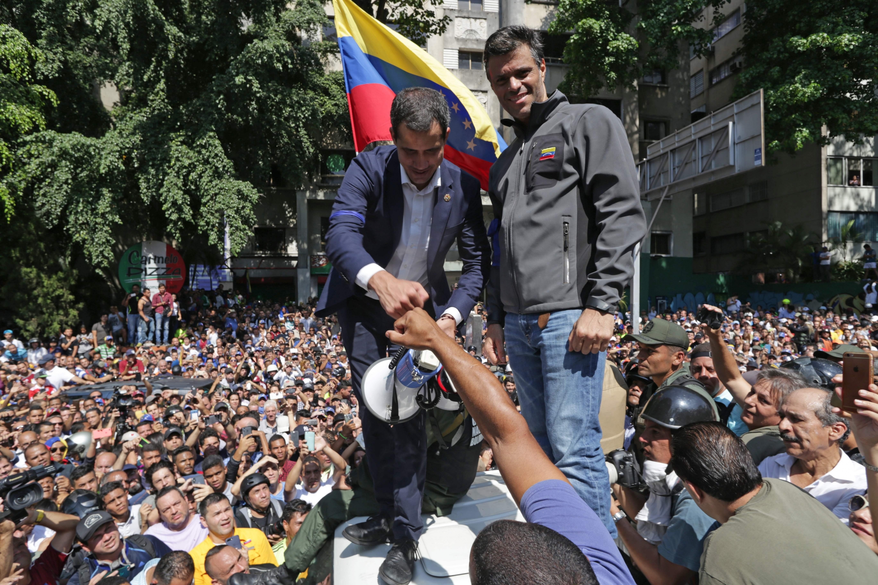 Leopoldo López y Juan Guaidó, luego de que el primero saliera de su casa, donde estaba detenido, para unirse al presidente encargado. (Foto. AFP)