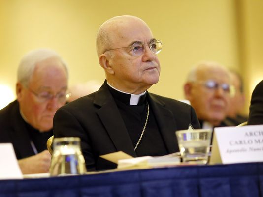 Un arzobispo dice que Francisco encubrió los abusos de un cardenal