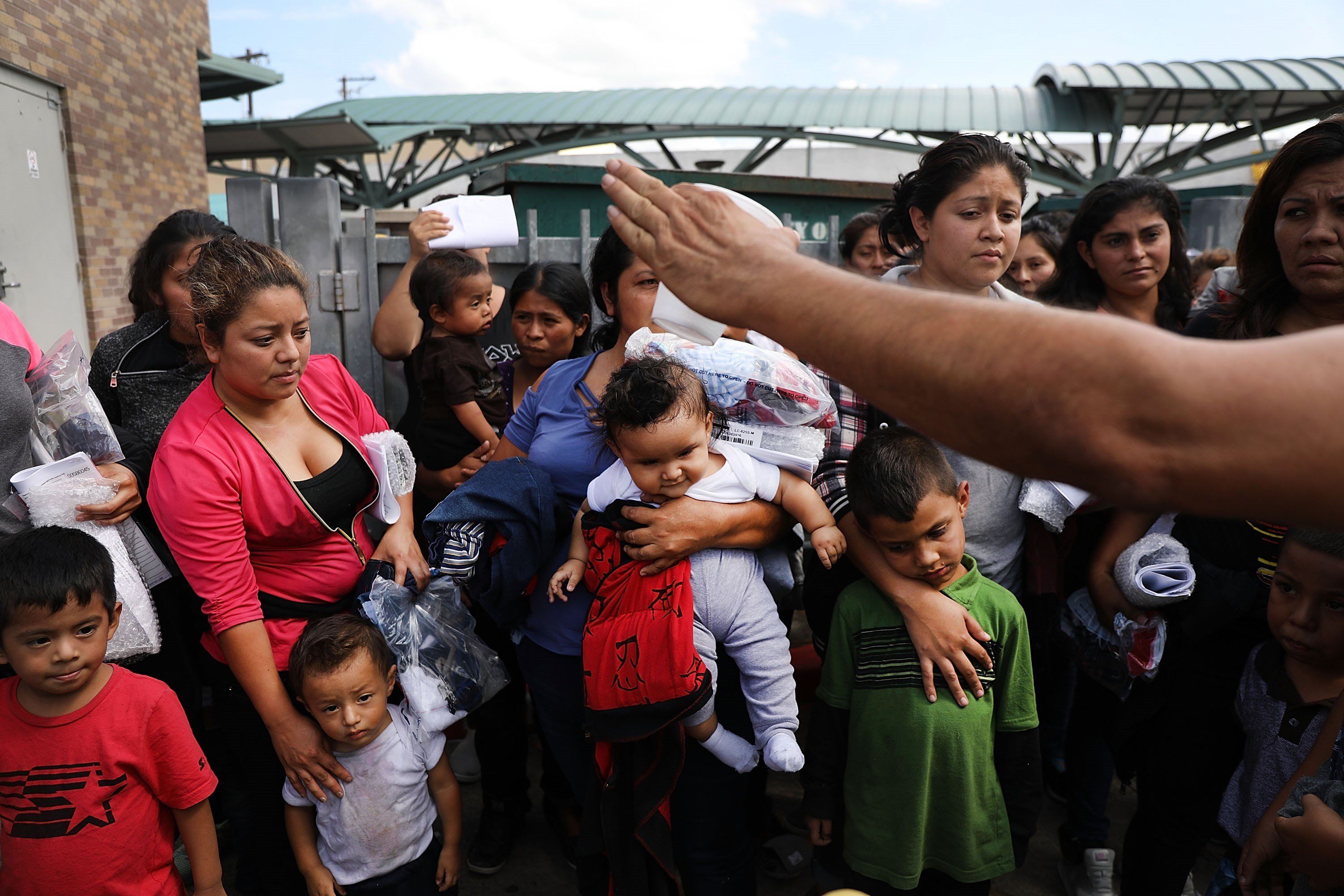 Desde hace días se viene denunciando las malas condiciones en las que viven los migrantes en los centros de detención. (Foto: AFP)