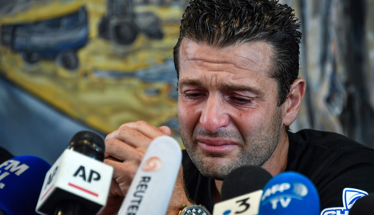 Franky Zapata durante conferencia de prensa tras lograr cruzar el canal de la Mancha sobre una tabla voladora llamada "Flyboard". (Foto: AFP)