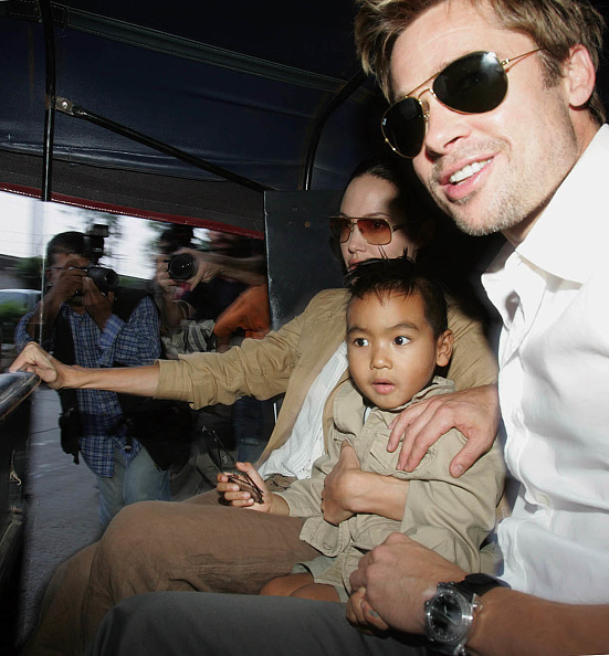 Maddox junto a sus padres ni bien fue adoptado. | Getty