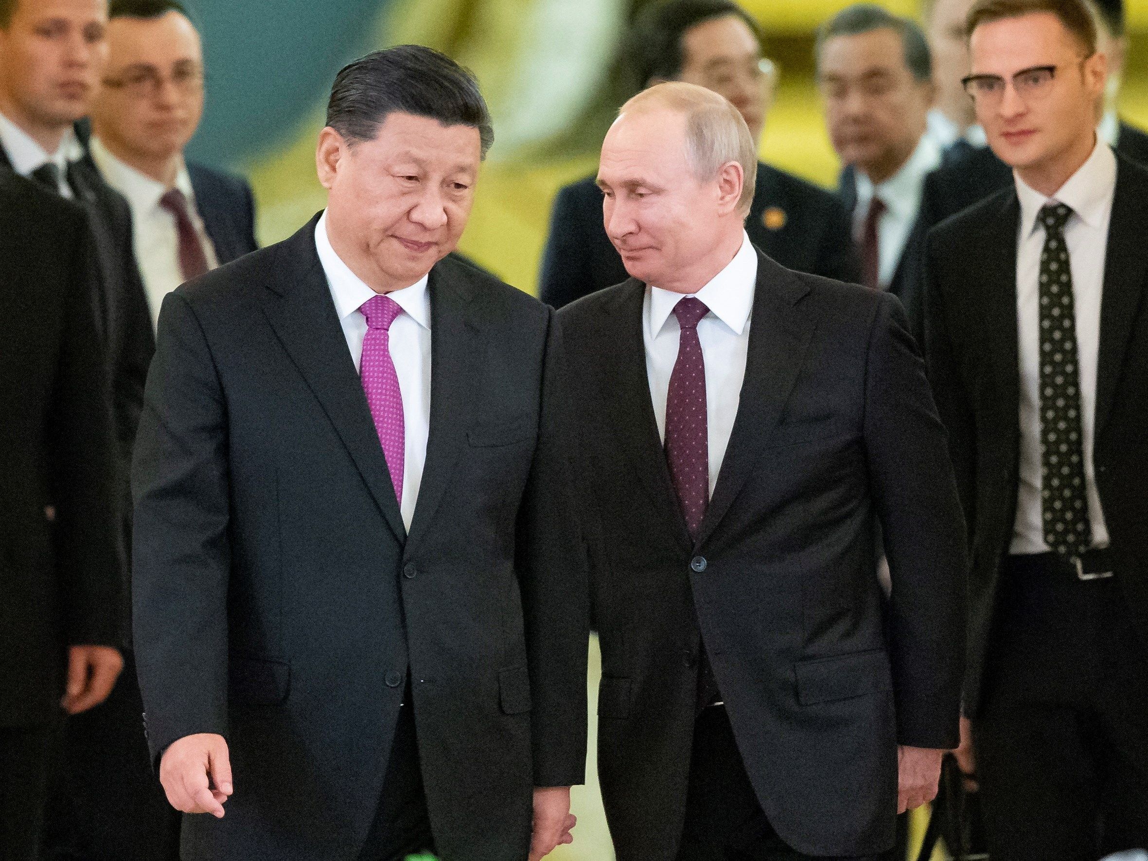 El presidente ruso, Vladimir Putin, y su homólogo chino, Xi Jinping, llegan a su reunión en el Kremlin. (Foto: EFE)