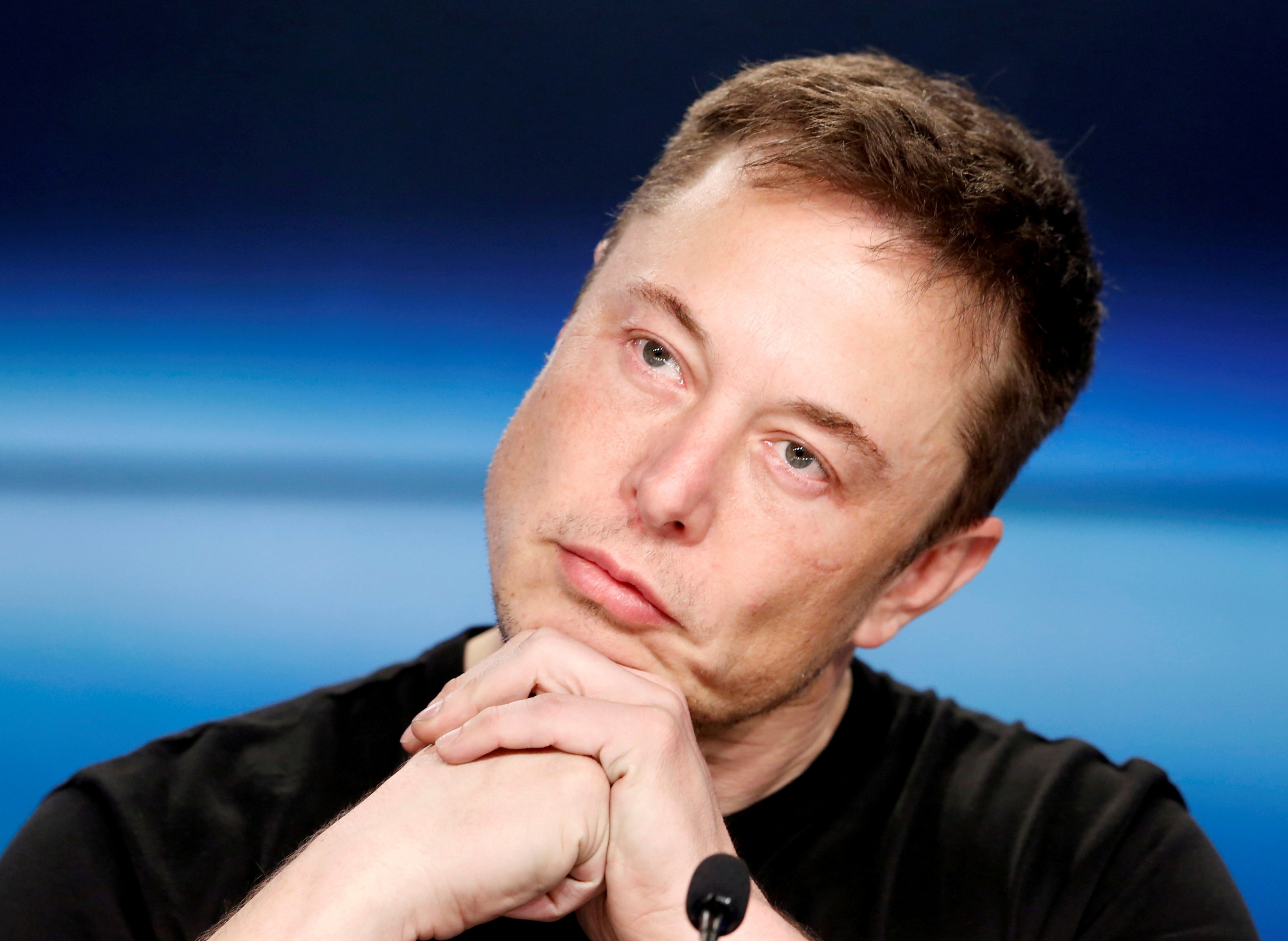 Acciones de Tesla se desploman por renuncia de directivo y aparición de Elon Musk fumando marihuana