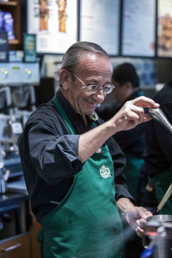 La compañía indicó que 65 de sus 7 mil empleados son adultos mayores. | Foto: Twitter / @soymujerlat