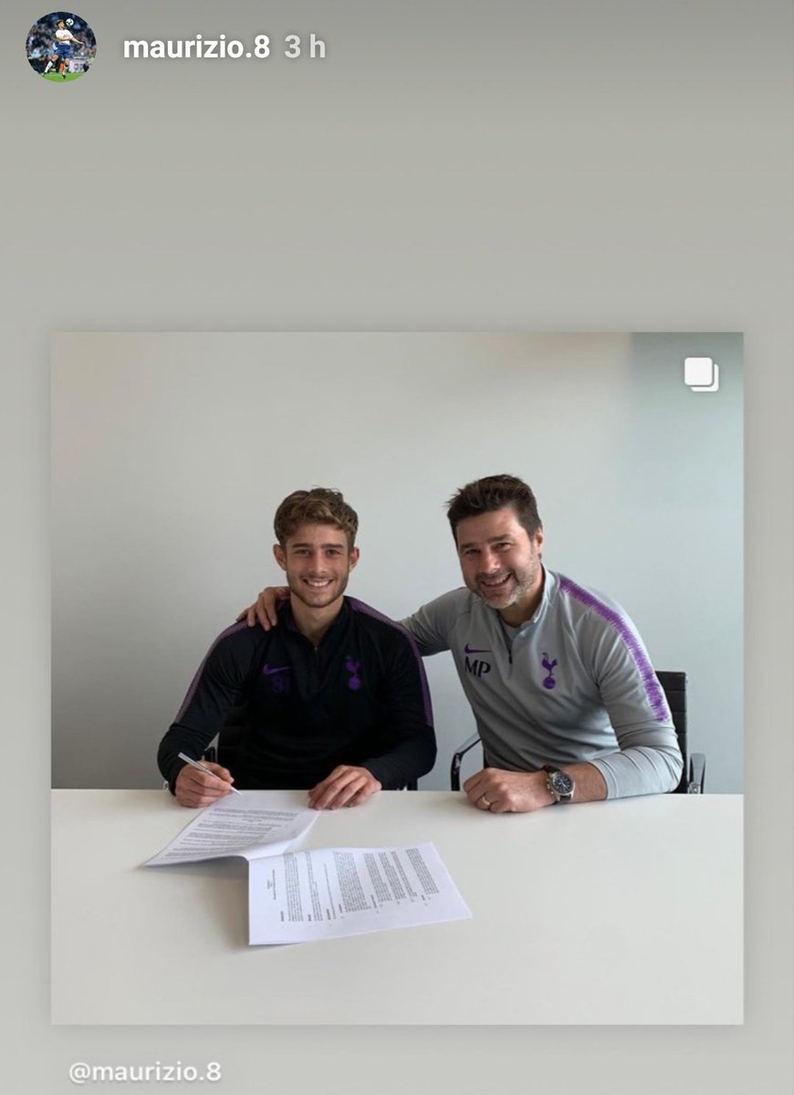Maurizio Pochettino y su padre en la firma de su primer contrato profesional. (Instagram Maurizio Pochettino)