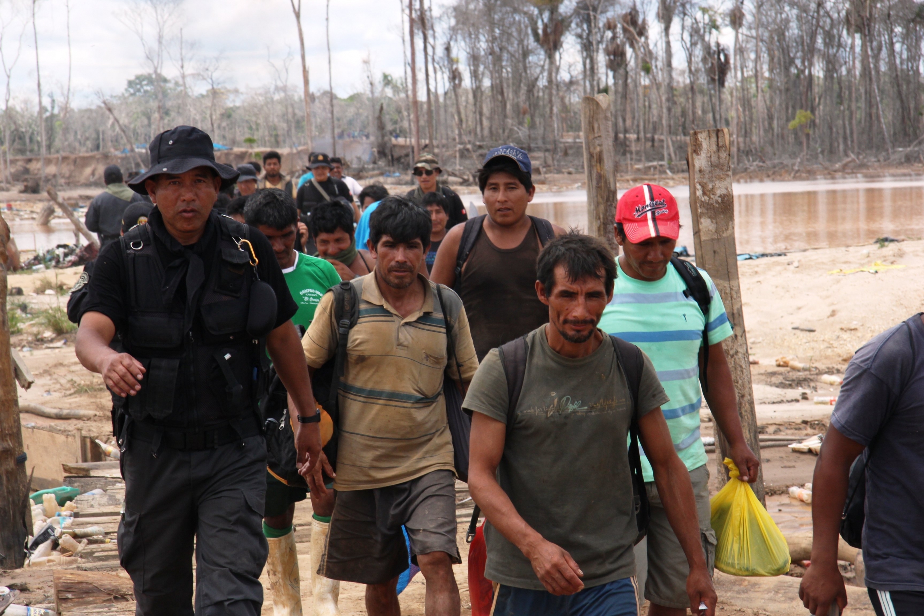 Perú retoma zona clave deforestada por minería ilegal de oro