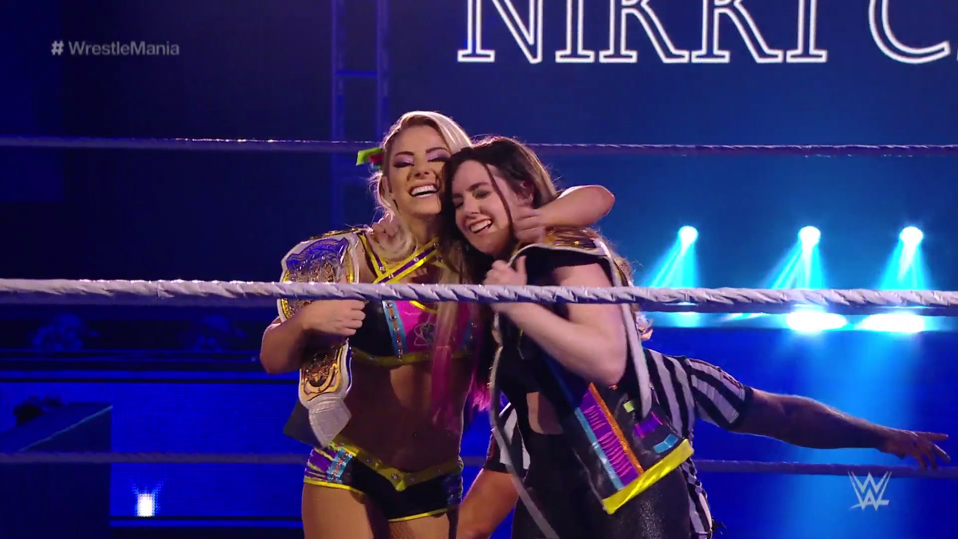 Alexa Bliss y Nikki Cross derrotaron a los Kabuki Warriors y ganaron los títulos femeninos en pareja. (WWE)