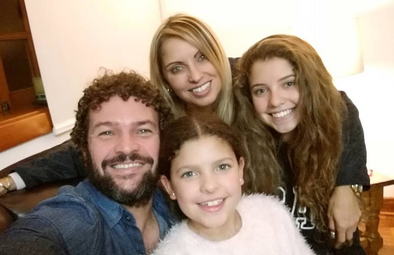 Orlando Fundichely junto a Karina Rivera, la pequeña Luciana y Doris Alexia.