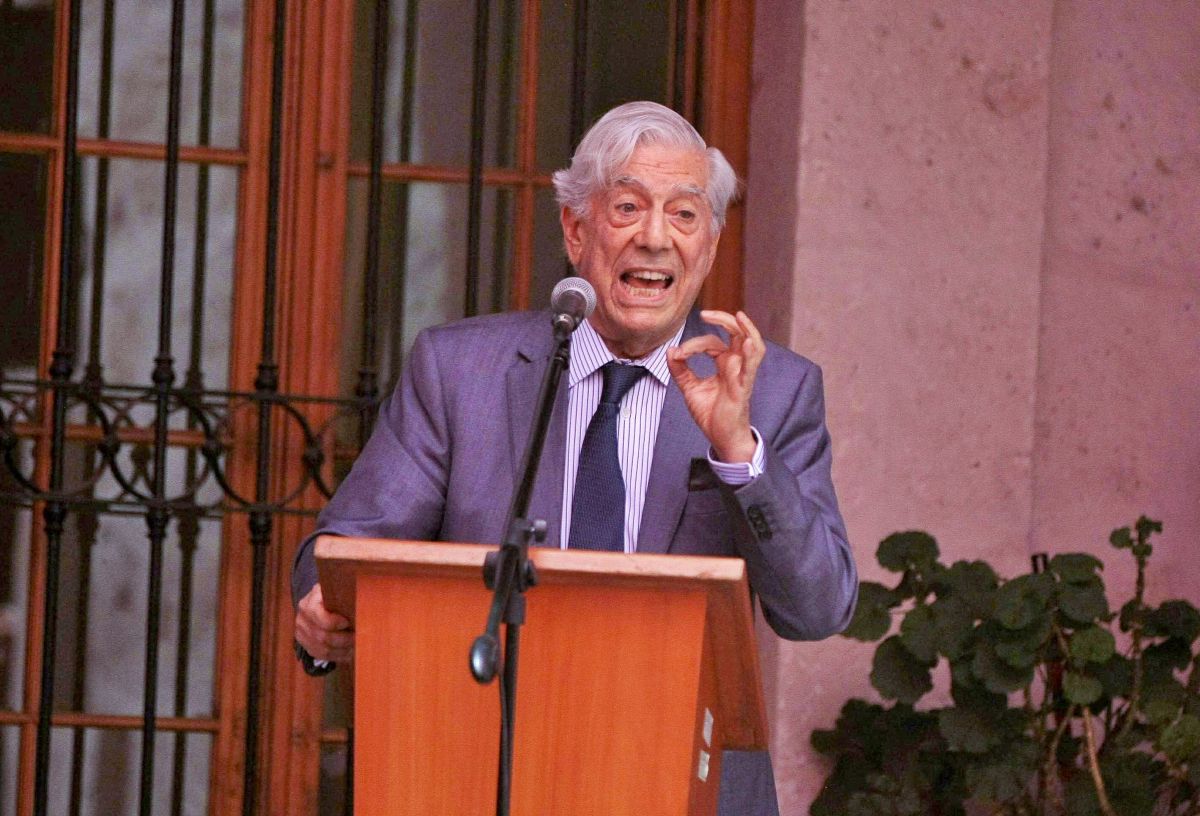 Vargas Llosa: El gran problema de nuestro tiempo es la posverdad