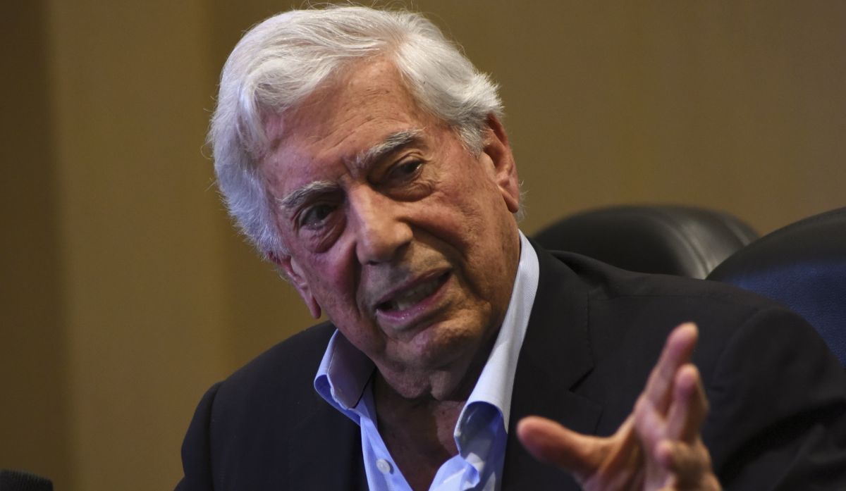 Mario Vargas Llosa señaló que ahora que está en casa tiene bastante tiempo libre para dedicarle a la lectura. (AFP).