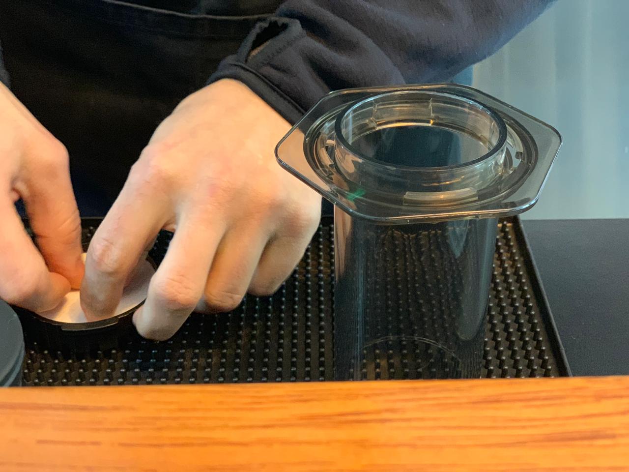 Oscar Pulido prepara café de Chanchamayo en Aeropress, un método muy práctico.