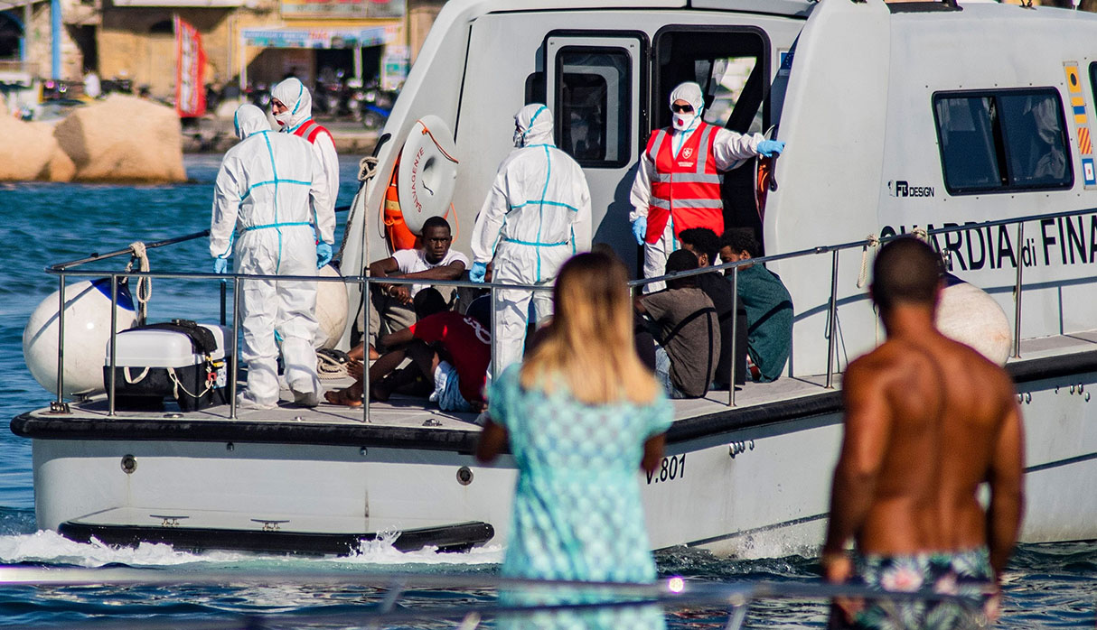 27 migrantes menores de edad del barco Open Arms fueron recibidos en las costas de Italia, acto que fue aceptado a regañadientes por Salvini. (Foto: AFP)