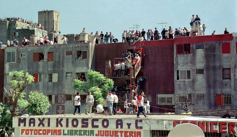 En noviembre del año 2000, un sector del barrio Fuerte Apache fue reducido a escombros, lo que produjo enfrentamientos. (Foto: EFE)