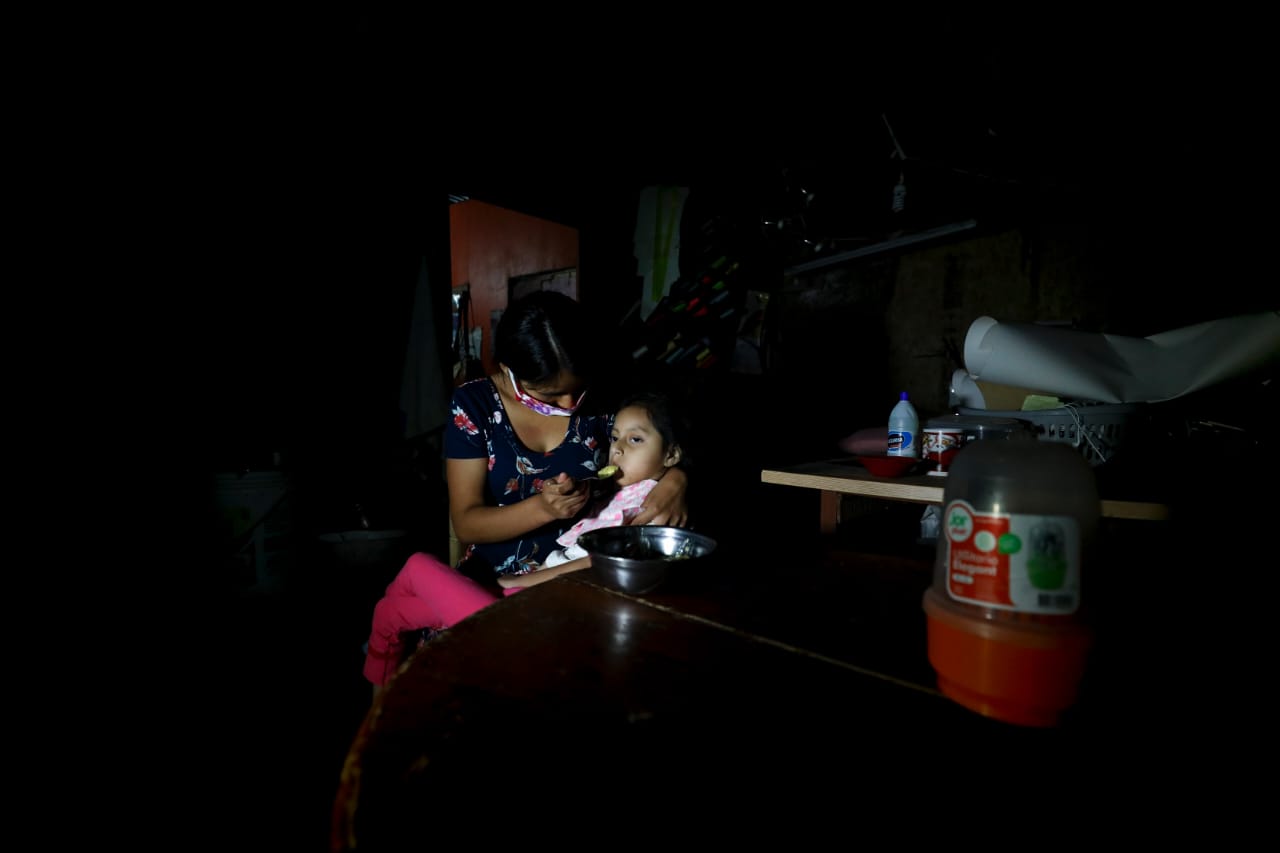 Este es el testimonio de Jefte Dalila Quispe, una madre que trata de sacar adelante a su hija con parálisis cerebral en medio de las carencias que provoca la cuarentena por el coronavirus. (Foto: César Bueno)