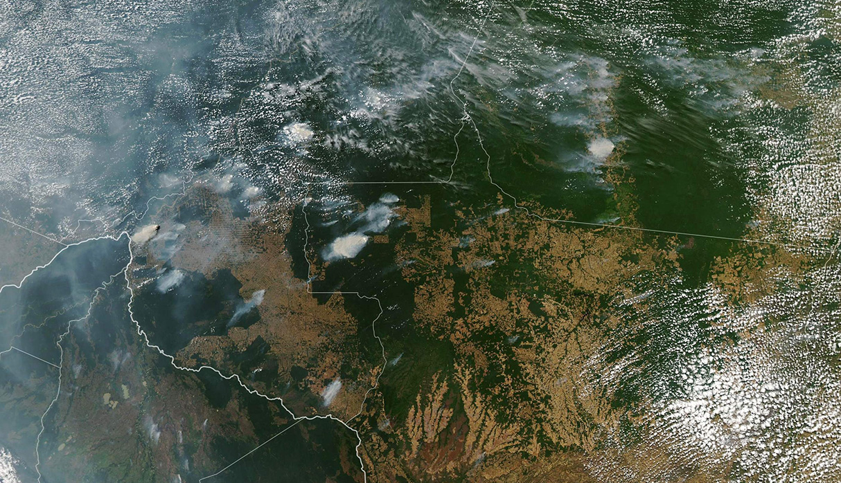 Imagen tomada por la NASA sobre los incendio que afectan gran parte de la amazonía brasileña. (Foto: AFP)