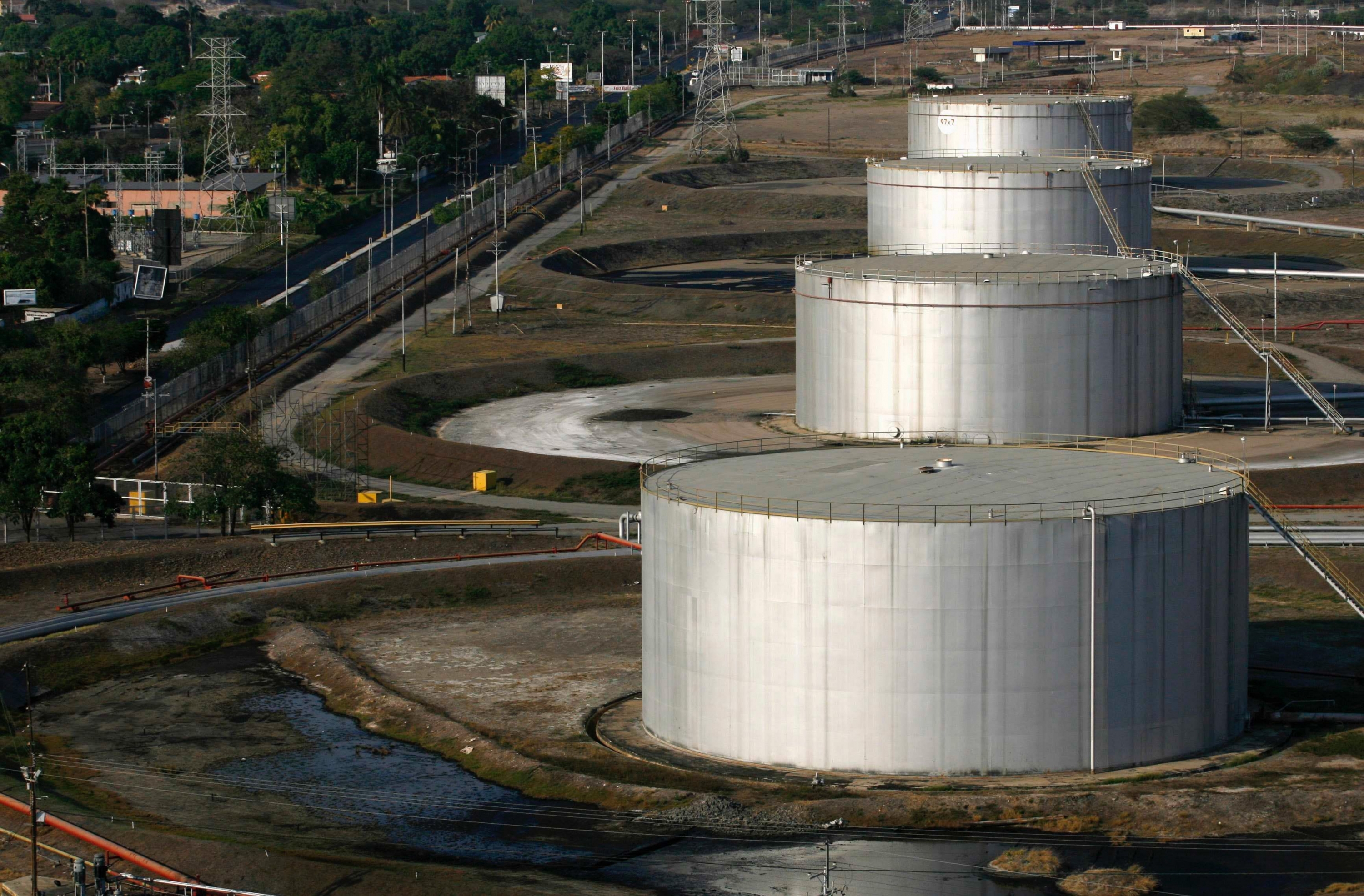 Venezuela buscará socios para subir producción de petróleo