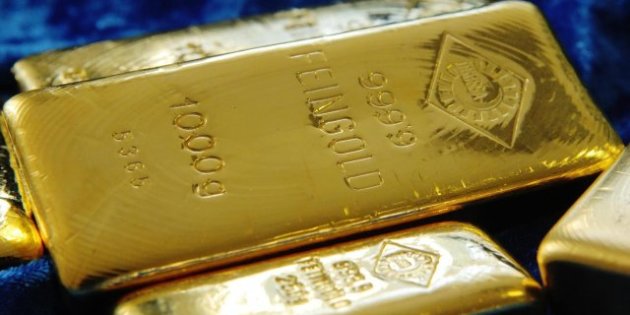 Oro toca mínimo de una semana por impulso de bolsas tras acuerdo entre EE.UU. y México