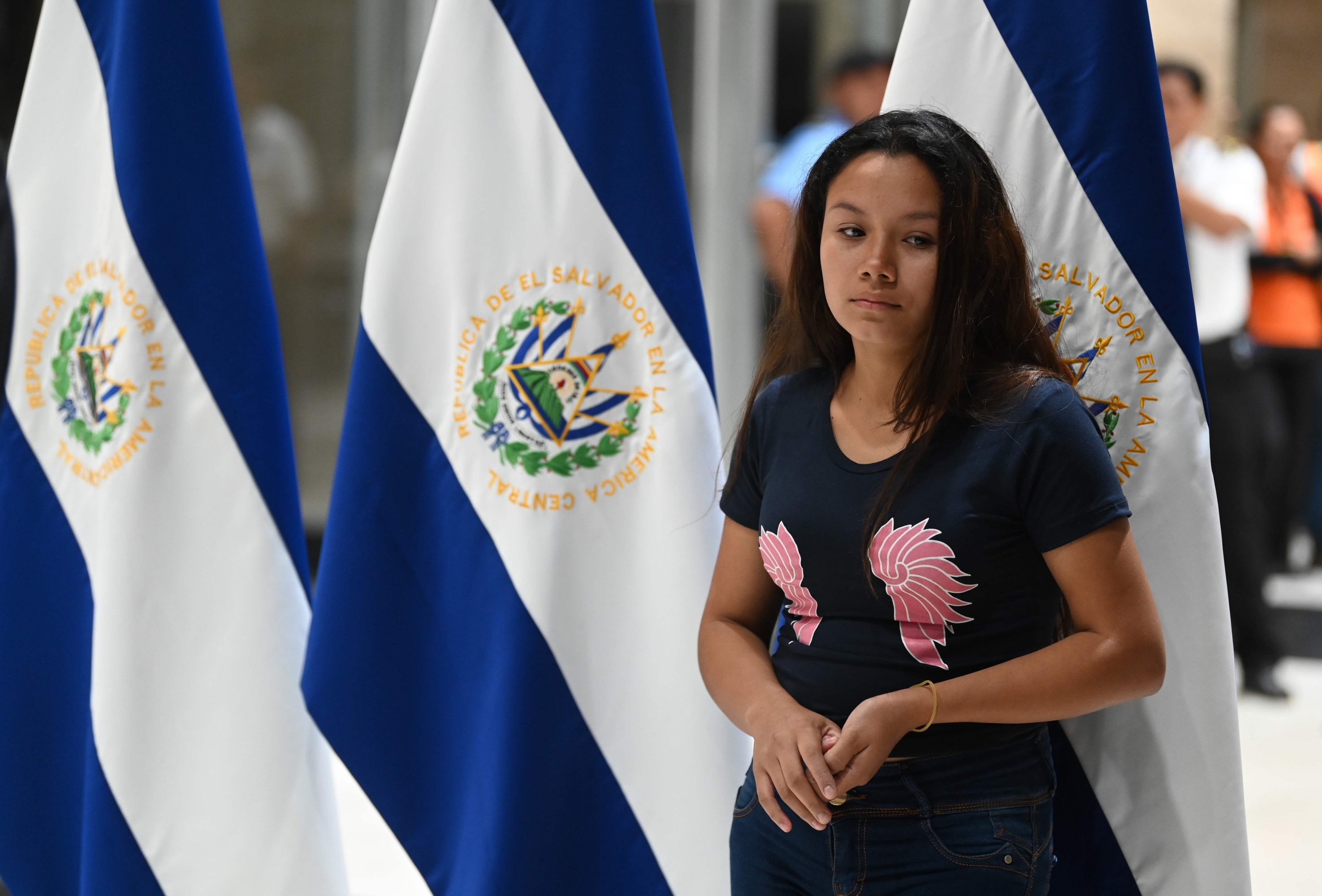 Tania Vanessa Avalos, viuda del migrante Oscar Martínez y madre de Valeria, llegó el viernes 28 de junio al aeropuerto de San Oscar Romero en San Salvador. (Foto: AFP)