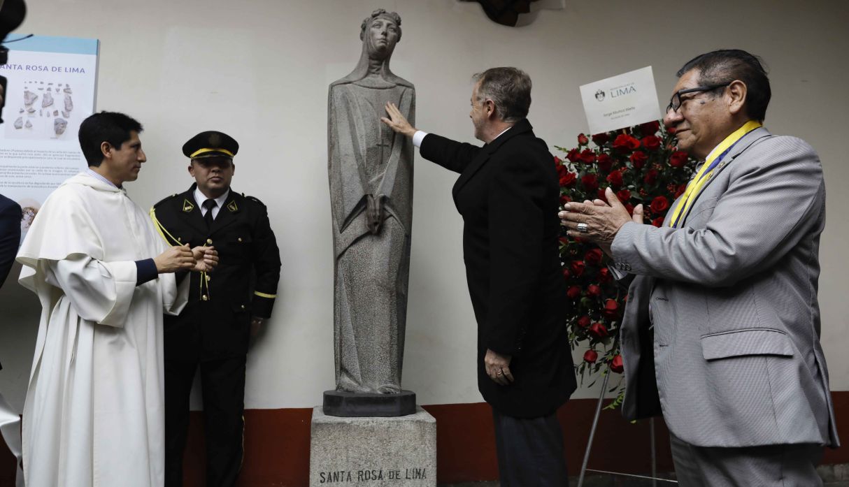 Restauran escultura de Santa Rosa de Lima que resultó dañada tras caída en santuario