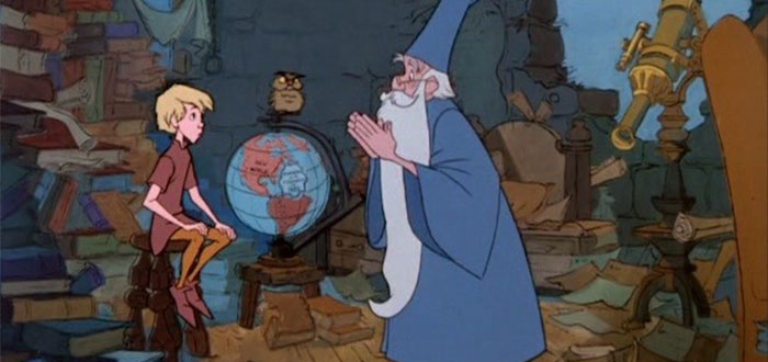 La historia de Disney, sobre el período de aprendizaje del rey Arturo con Merlín. Basada en la historia de T.H. White.