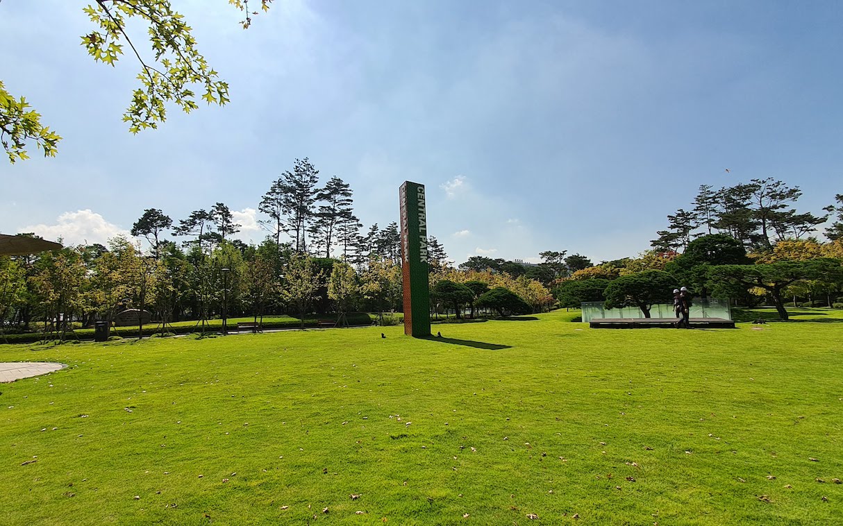El Central Park es un área verde dedicada al esparcimiento de los trabajadores, pero debajo se ha desarrollado una serie de espacios que van desde comercios hasta zonas deportivas. (Foto: Bruno Ortiz B.)
