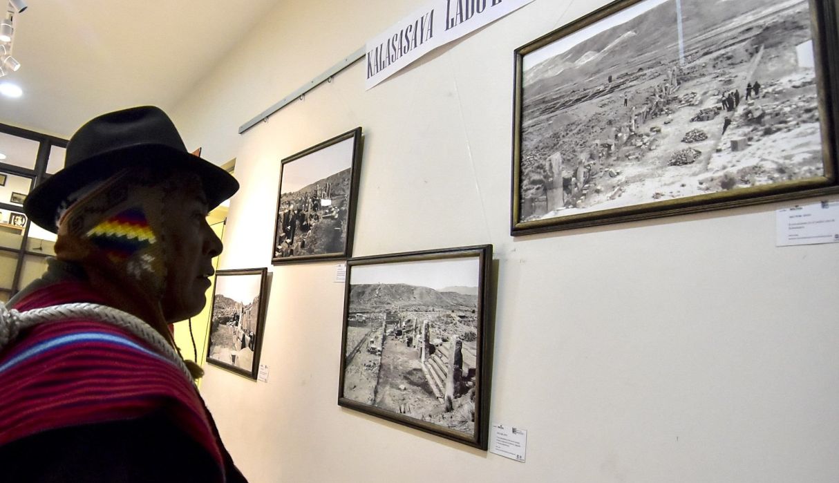 AME5737. LA PAZ (BOLIVIA), 10/09/2019.- Un hombre mira varias de las fotografías inéditas de la ciudad prehispánica de Tihuanaco en exhibición este martes, en La Paz (Bolivia). Una serie de fotografías inéditas que se remontan a 1957, realizadas durante la reconstrucción del templo de Kalasasaya en Tihuanaco (Bolivia), evidencian que este importante sitio arqueológico prehispánico sufrió modificaciones durante excavaciones que se llevaron a cabo a lo largo de tres décadas. EFE/ Stringer