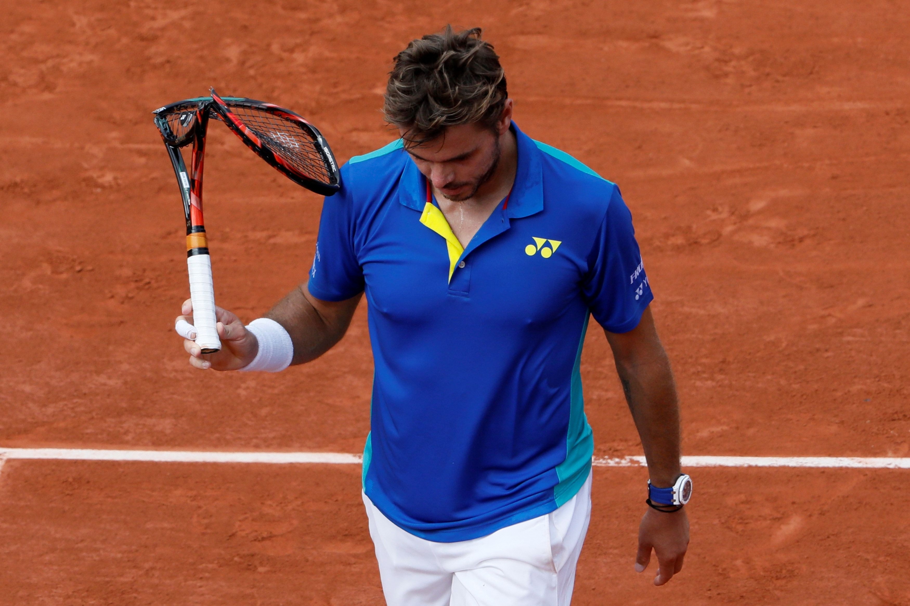 Wawrinka mostró su frustración ante Nadal en Roland Garros destrozando su raqueta