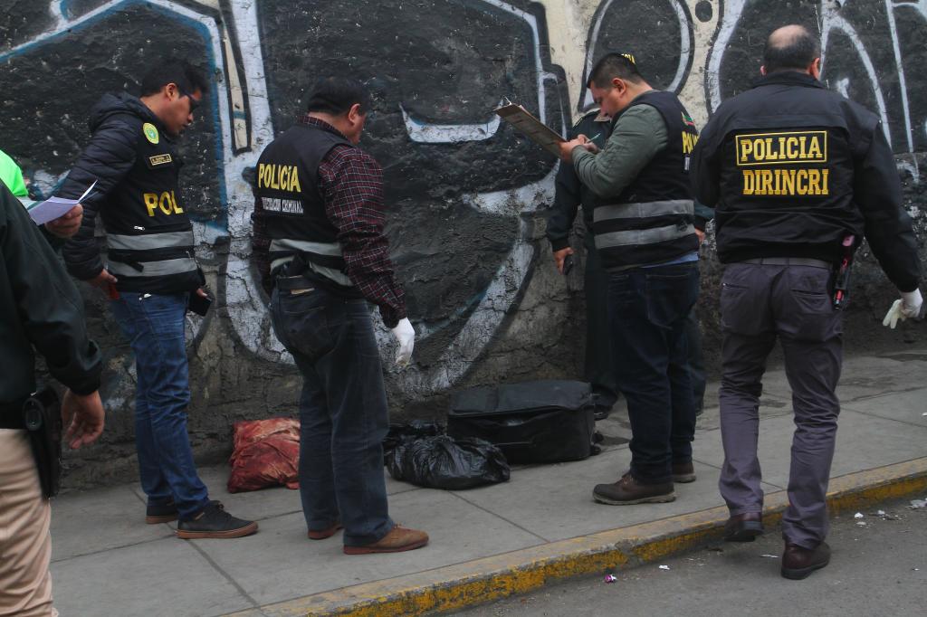 
		Encuentran persona descuartizada en el Rímac, entre las avenidas Cajamarca y Jirón Santañeda cerca a la Plaza de Toros de Acho.Fotos/Gonzalo Córdova. 78196
	