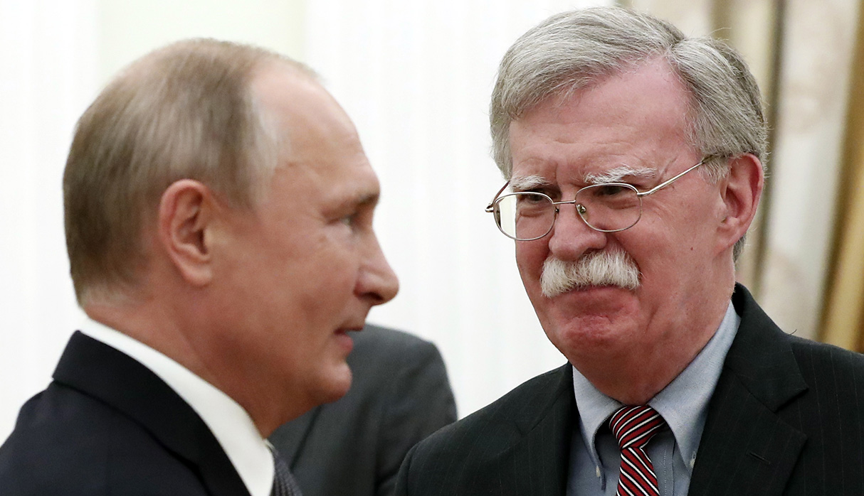 John Bolton se reunió con Vladimir Putin, presidente de Rusia, en Moscú, en octubre de 2018. (Foto: AFP/archivo)